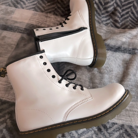 NEW DOC MARTEN Unisex White Leather Zip Boots 6M 7W - Picture 4 of 6
